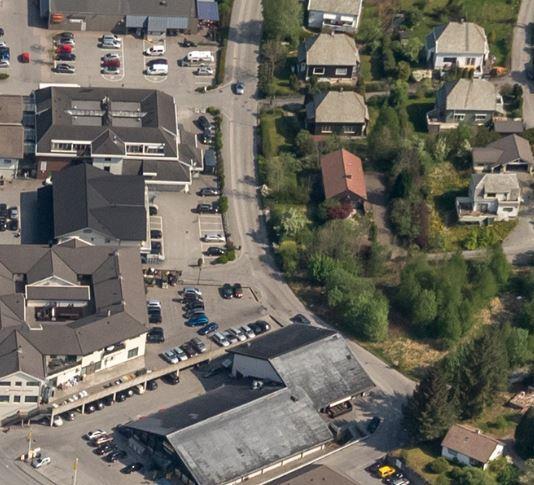 Flyfoto som viser Stålverksvegen, Svenskebyen og Jørpeland sentrum. - Klikk for stort bilde