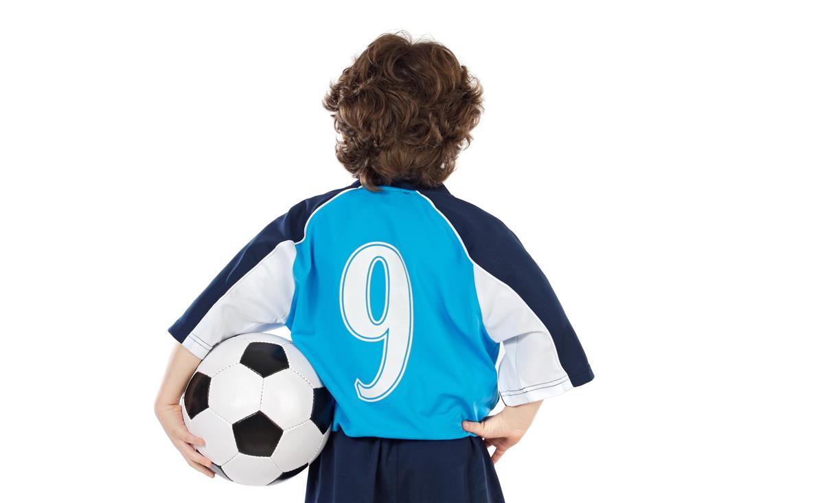 gutt i fotballdrakt med nummer 9 står med ryggen til med ball i hånden. - Klikk for stort bilde