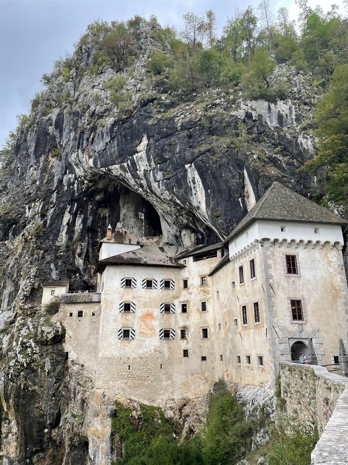 gamle Predjama slott i Slovenia, bygget inn i fjellsiden. - Klikk for stort bilde