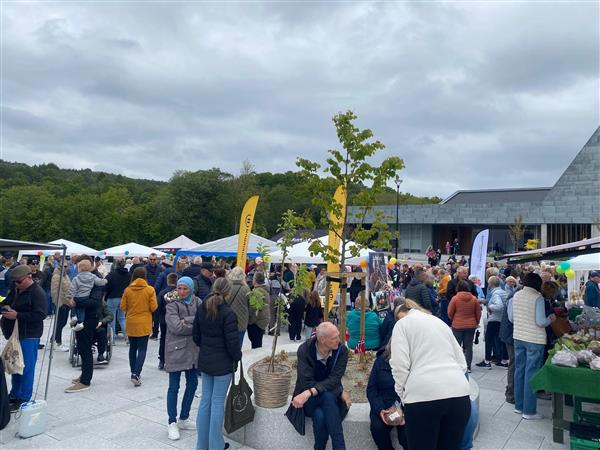 mye folk på Tau torg