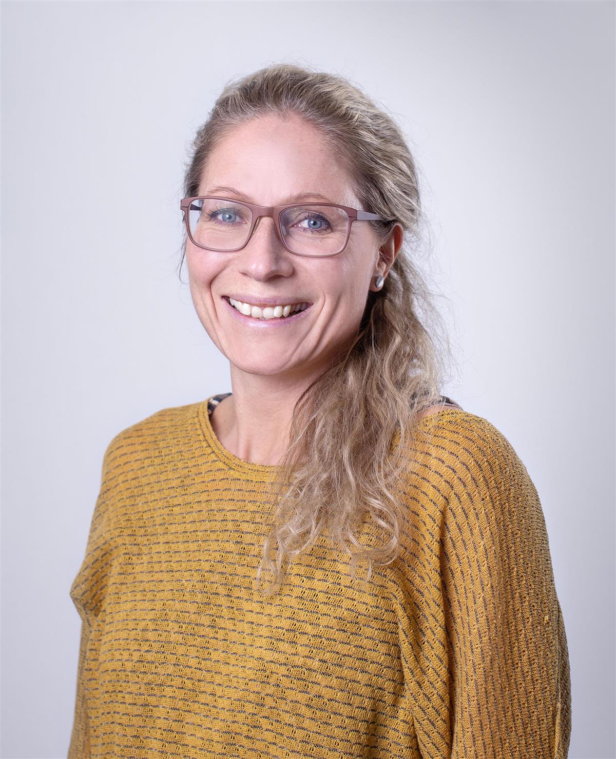 Smilende og glad Heidi Klaveness, ny kommunedirektør i Strand kommune - Klikk for stort bilde