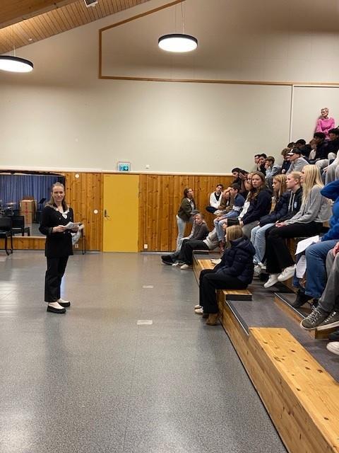 Varaordfører Bjørg Tryland snakker foran mange elever - Klikk for stort bilde