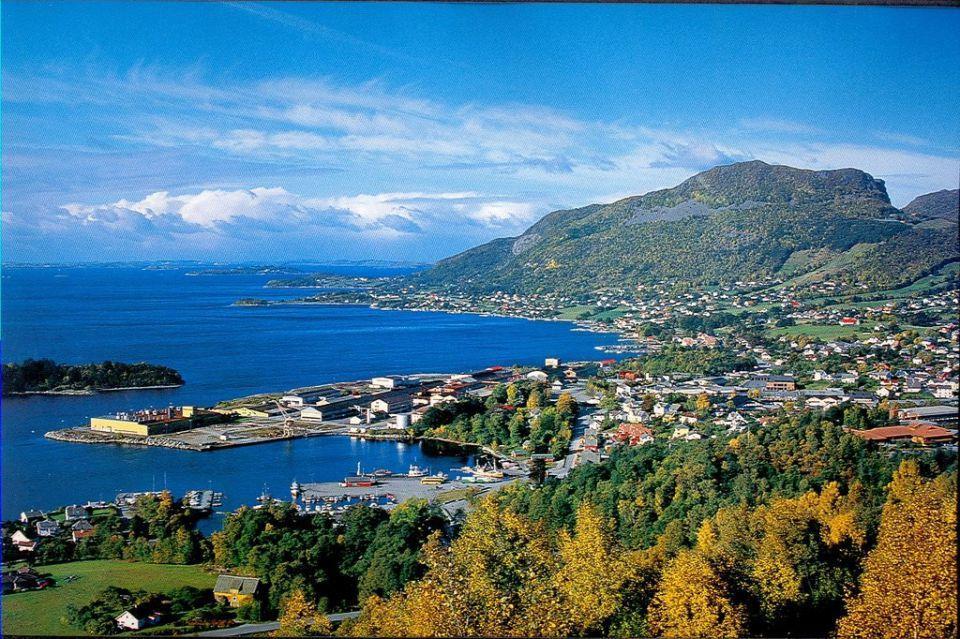 Utsikt over Jørpland tatt fra en fjelltopp i Strand en solfylt dag - Klikk for stort bilde