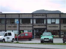 Torghuset inngang - Klikk for stort bilde