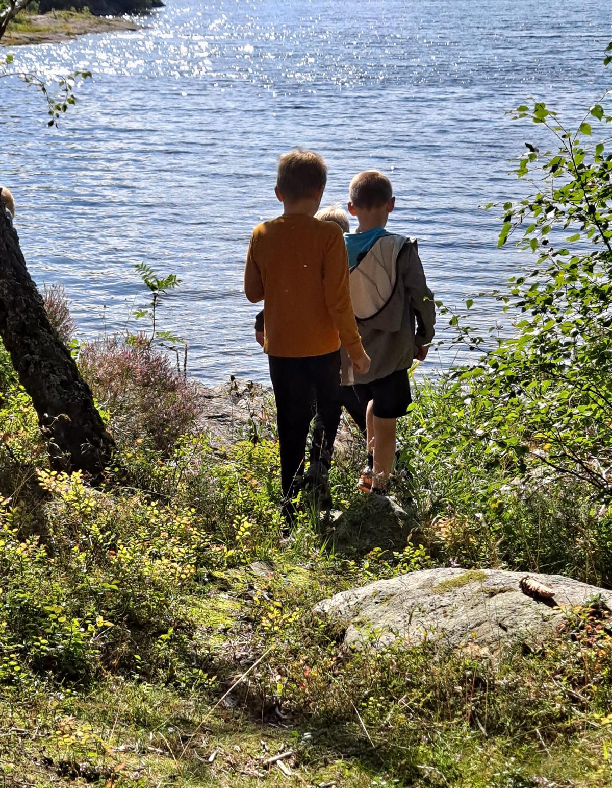 Tre barn på vei ned mot vannet. - Klikk for stort bilde