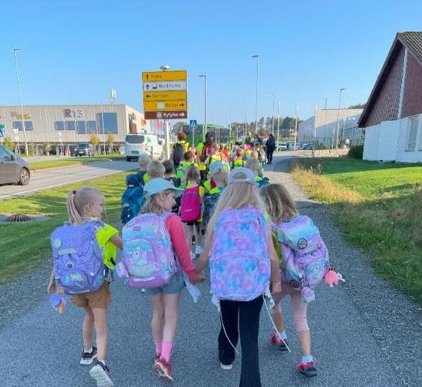 Skolebarn med ransel som går - Klikk for stort bilde