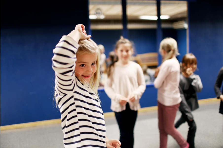 jenter som danser - Klikk for stort bilde